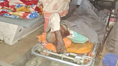 Amroha: vehicle devotees going take bath Ganga overturned, 15 people injured, taken to hospital