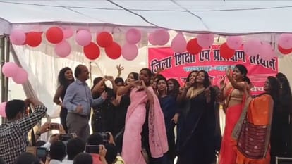 Bahraich: नइयो नइयो गीत पर प्रशिक्षु महिला शिक्षकों के साथ जमकर नाचे अधिकारी, लोग मजे लेते रहे, वीडियो वायरल Trainee teachers dance after training session with officer in Bahraich.