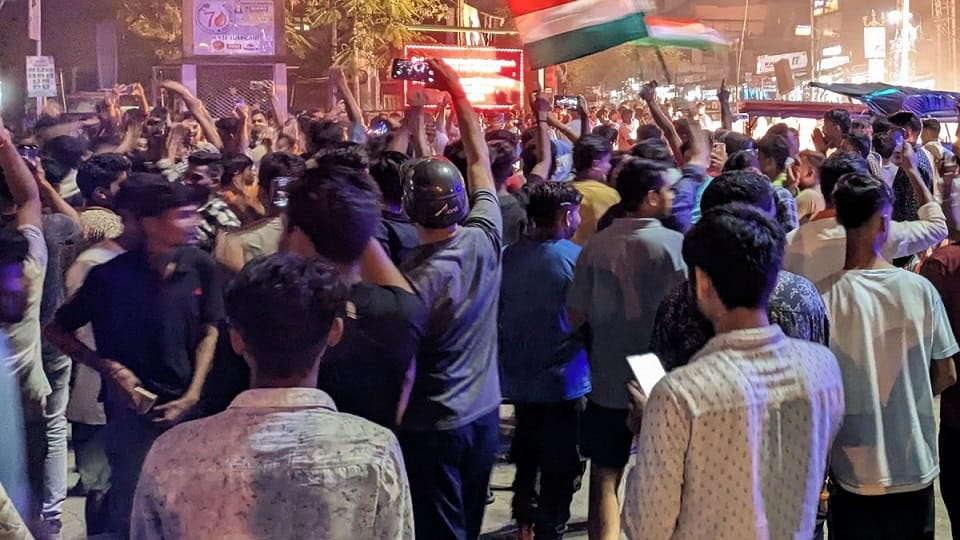 India vs Pakistan match watched by installing screens at various places in Delhi sweets distributed after win