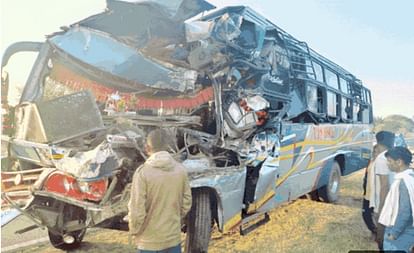 Four killed and 20 injured as bus collides with truck in Pratapgarh