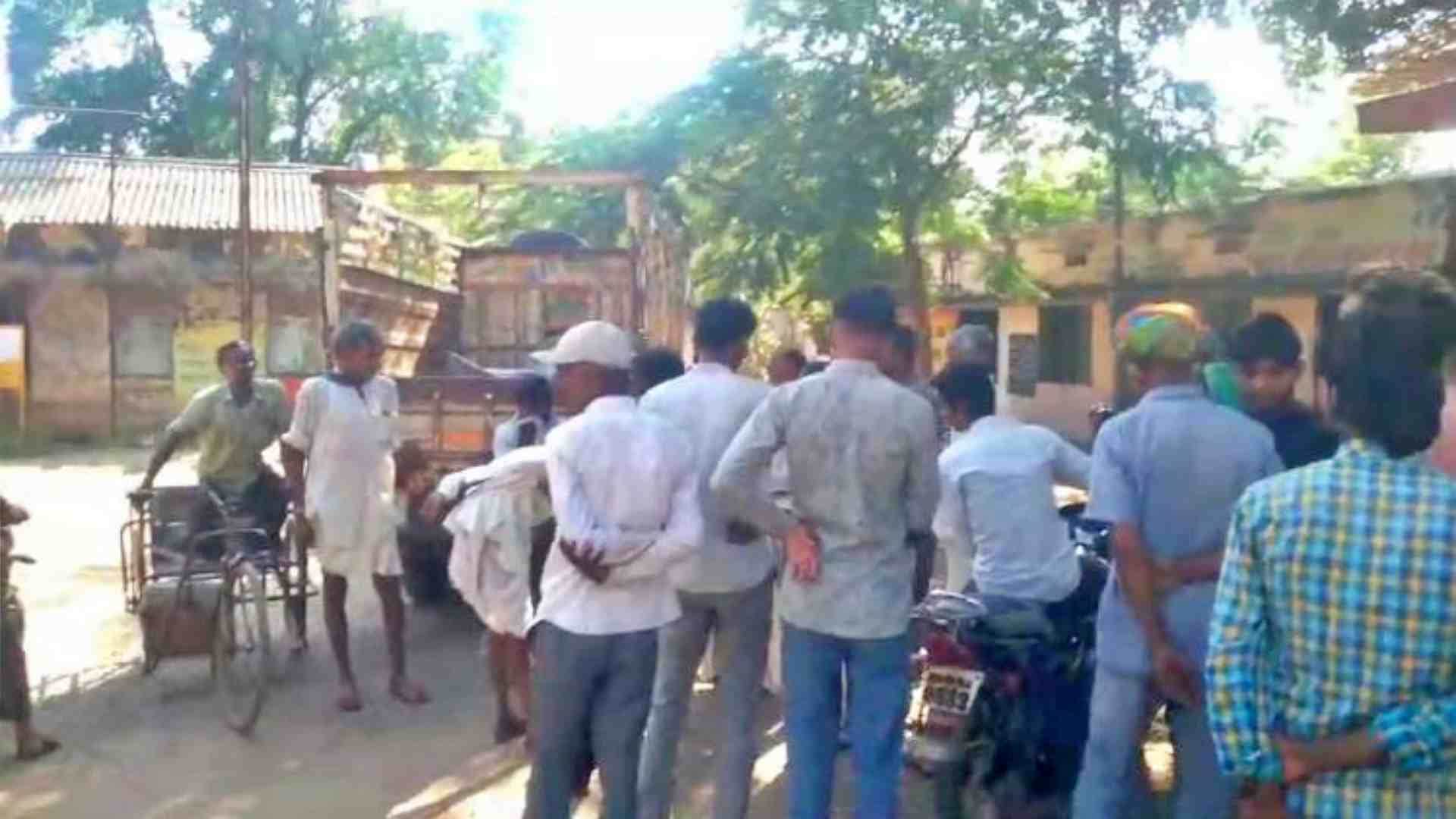 घटना के बाद शव को पोस्टमार्टम के लिए ले जाते हुए।