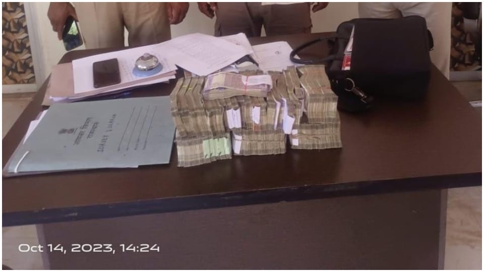 Jaisalmer Police arrested young man with Rs 25 lakh Income Tax team is interrogating him