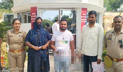 Jaunpur: वन नेशन वन राशन कार्ड के नाम पर लाखों की ठगी, यूपी एसटीएफ ने गिरोह के मास्टरमाइंड समेत तीन को दबोचा Fraud in name of One Nation One Ration Card UP STF arrested three people including mastermind of gang
