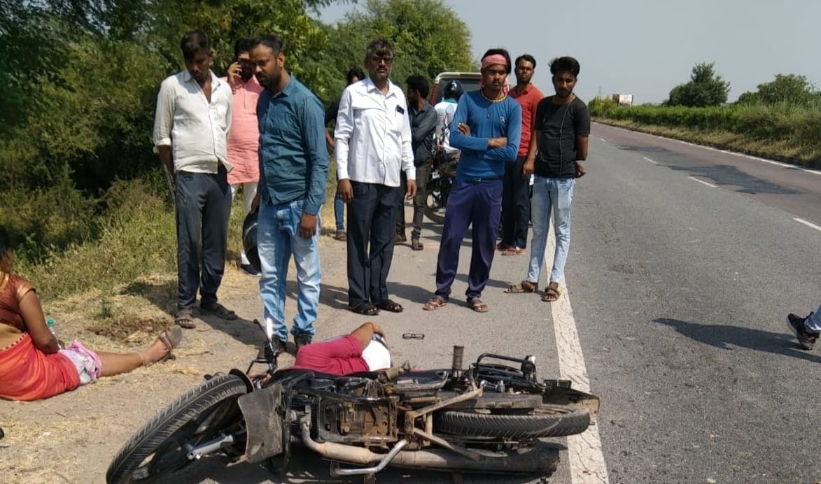 Orai Accident, Truck hits bike, cousin dies and brother-sister injured, search for driver continues