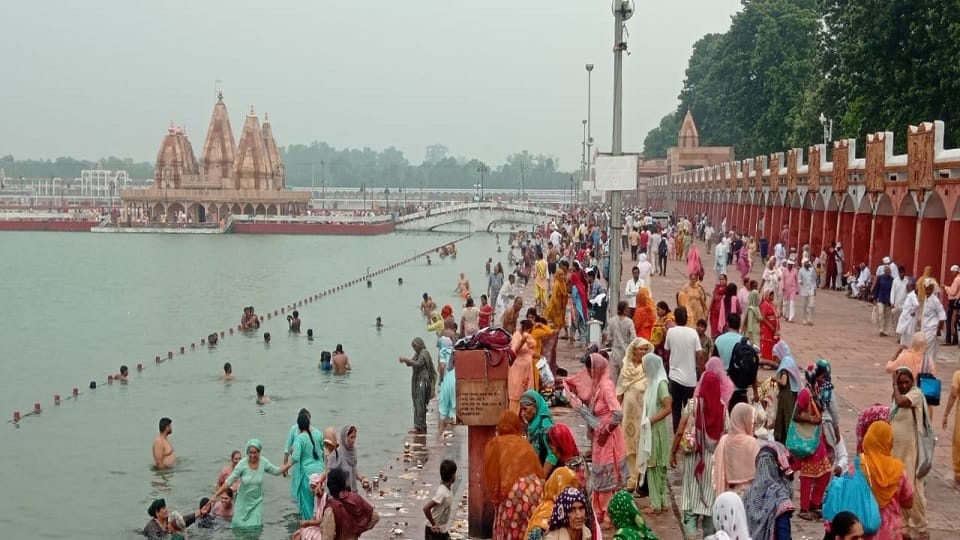 Sarva Pitru Amavasya: Thousands of devotees take dip of faith in holy Brahma Sarovar in Kurukshetra