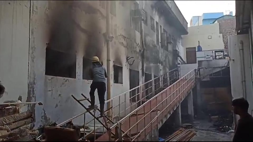 Fatehabad: massive fire broke out in Tohana Unique Mall at night; Electronics items burnt to ashes