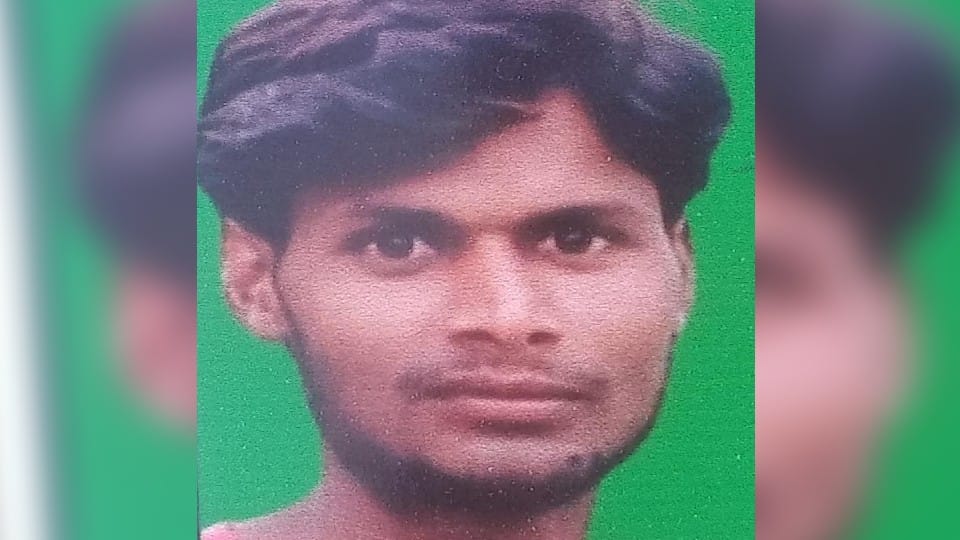 Young man buried under overturned boat while taking out water chestnuts in the pond