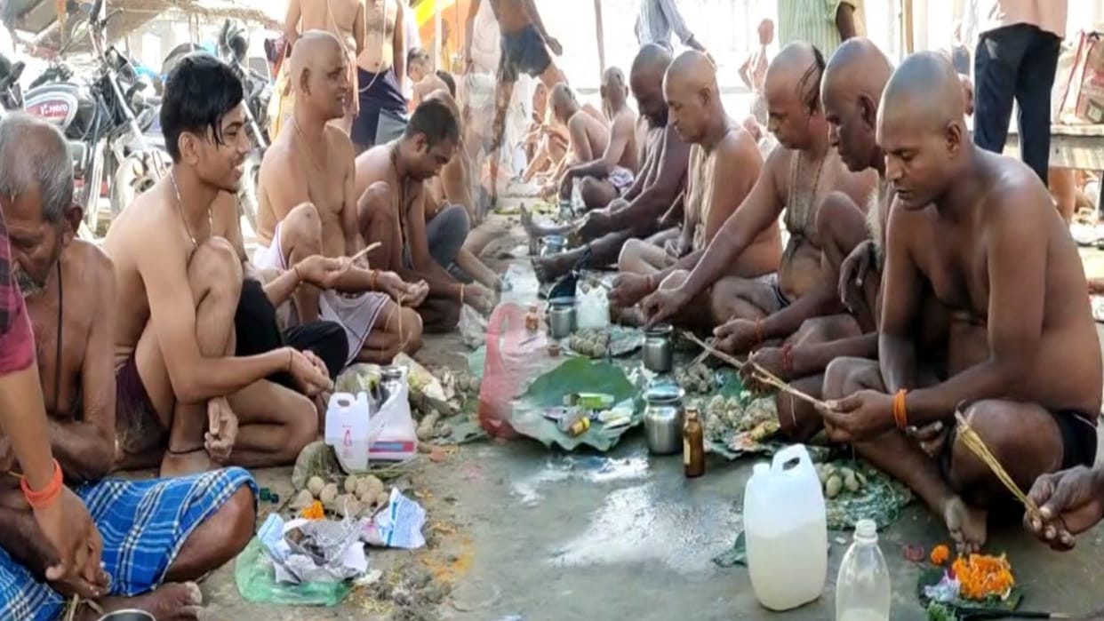 Pitru Visarjan: Crowd gathered at Sangam to offer tarpan to ancestors, ancestors were bid farewell as per ritu