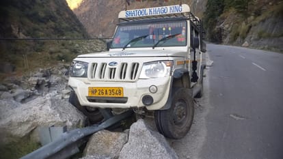 Kinnaur Accident: अनियंत्रित होकर क्रैश बैरियर से टकराई गाड़ी, चालक की मौत One killed in accident in kinnaur himachal pradesh today