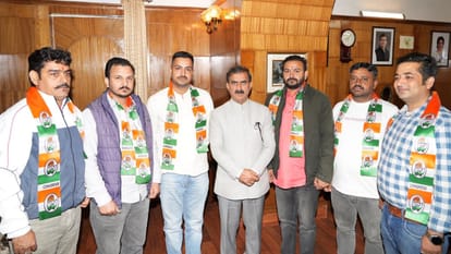 Himachal: नादौन में भाजपा को बड़ा झटका, 6 पदाधिकारी और कार्यकर्ता कांग्रेस में हुए शामिल Six BJP Workers Join Congress in Shimla in presence of CM Sukhvinder Singh Sukhu