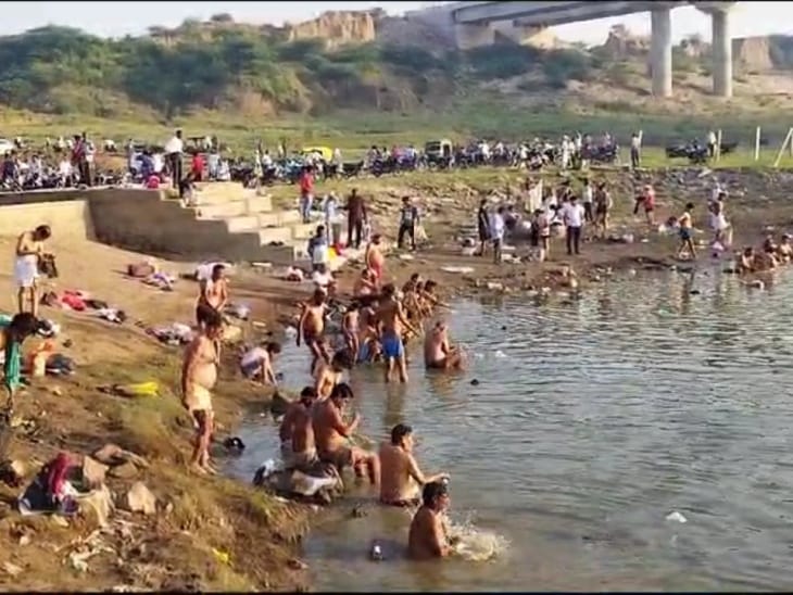 End of Pitru Paksha bid farewell to the ancestors by offering water Dholpur News
