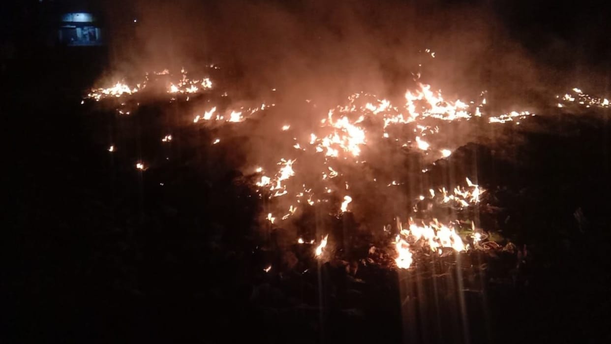 Garbage in industrial area is set on fire at night In Sonipat