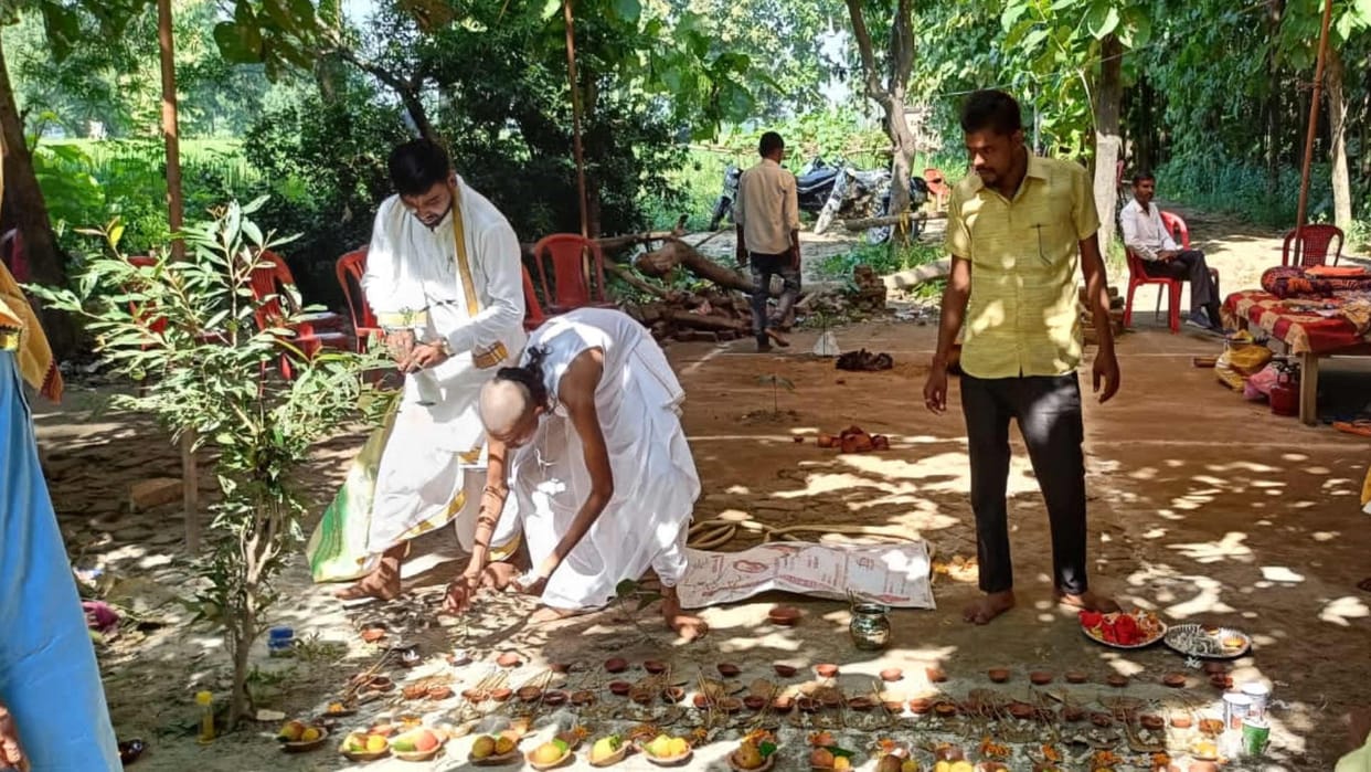 Deoria mass Murder Devesh performed Pind Daan amidst tears