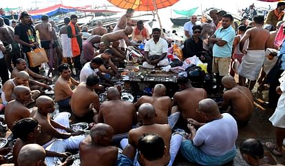 Pitru Paksha 2023: वाराणसी में 15 दिनों में 31 लाख लोगों ने किया श्राद्ध, अंतिम दिन पहुंचे ढाई लाख श्रद्धालु Pitru Paksha 31 lakh people performed Pind Daan in Varanasi in 15 days Sarva Pitru Amavasya
