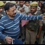 बबलू श्रीवास्तव को ले जाती पुलिस