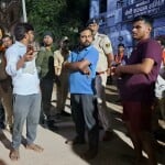 अस्पताल में परिजनों को समझाती पुलिस