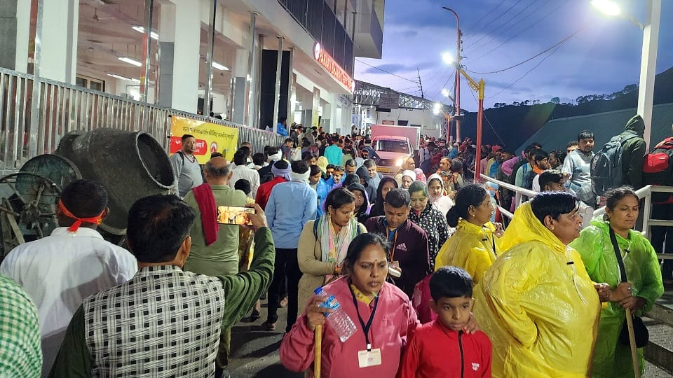 Jammu :  court of Mata Vaishno Devi will be fragrant with flowers from ten countries.