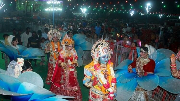 Ramlila Moradabad: आतिशबाजी कर मनाया भगवान श्रीराम का जन्मोत्सव, सीता स्वयंवर देखकर श्रद्धालु भाव विभोर