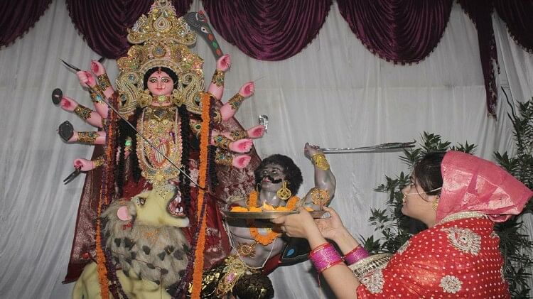 Navratri 2023: वाराणसी पर चढ़ा बंगाल का इंद्रधनुषी रंग, नवरात्र के पहले दिन पांच पंडालों में पधारीं जगतजननी