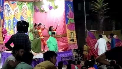 Obscene dance in name of Ramlila in Azamgarh girls artists crossed limits protest from Hindu organizations