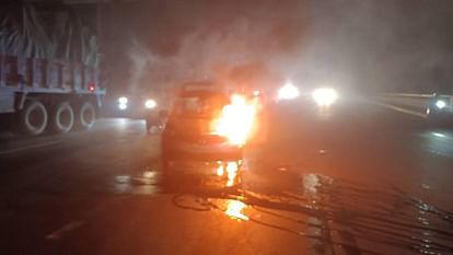 car caught fire while moving on Yamuna bridge in Agra