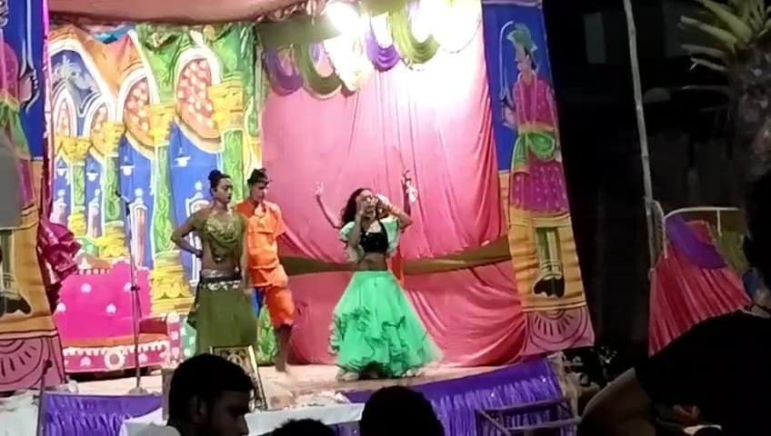 Obscene dance in name of Ramlila in Azamgarh girls artists crossed limits protest from Hindu organizations