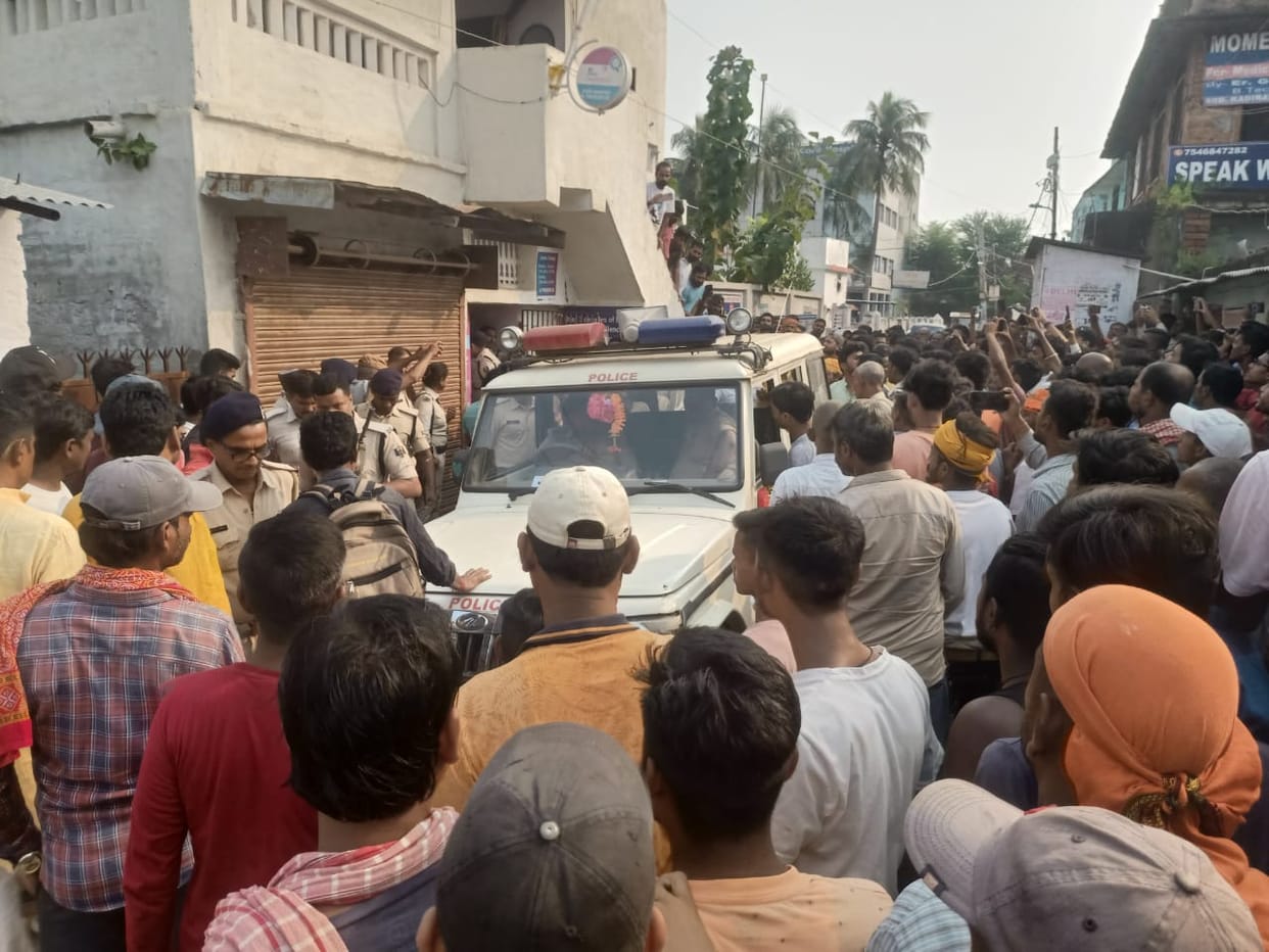 Bihar Police : Miscreants shot three youths in Darbhanga, police detained five people including three women.