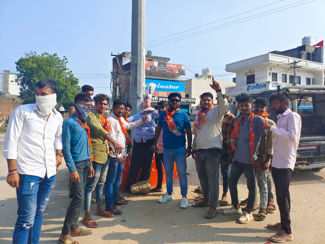 BJYM workers burnt the effigy of District President Gopal Mali in Sirohi