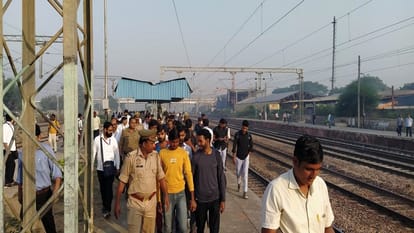 चोला रेलवे स्टेशन पर चैकिंग करते रेलवे अधिकारी
