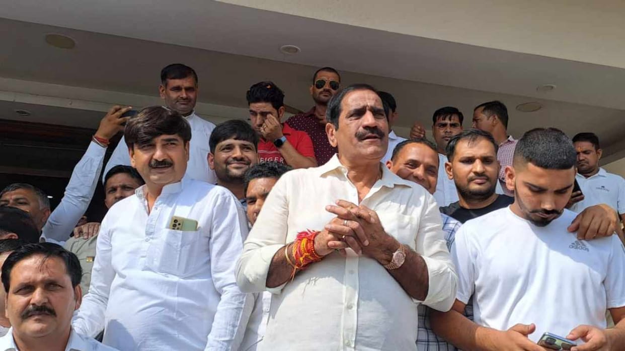 Supporters welcomed MLA Dharam Singh Chhoker who reached Samalkha