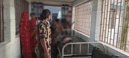 Eve Teasing : 40 वर्षीय युवक की लोगों ने जमकर की कुटाई; अब कर रहे फांसी की मांग, वजह जानकर खून खुल जायेगा आपका Eve Teasing : 40 year old youth raped a four year old girl in begusarai, demanding to be hanged.bihar police.