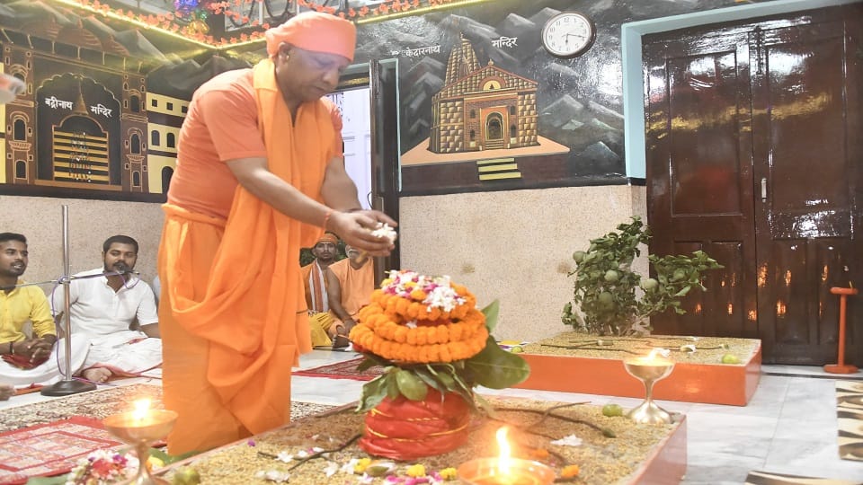 CM Yogi Adityanath installed Kalash in Shaktipeeth of Gorakhnath temple gorakhpur