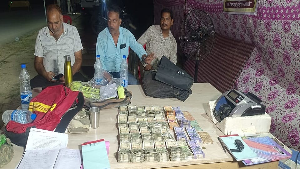 कार से 10 लाख से ज्यादा कैश बरामद