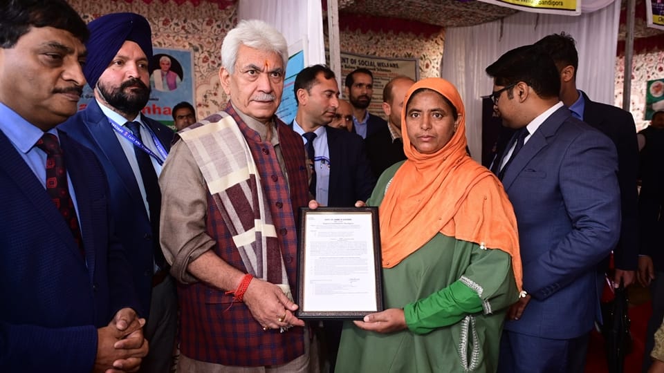 Home to Homeless peoples: LG manoj Sinha handed land papers to five families in Bandipora under PMAY