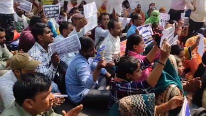 69000 teachers recruitment: Applicants protest near basic shiksha minister house in Lucknow.