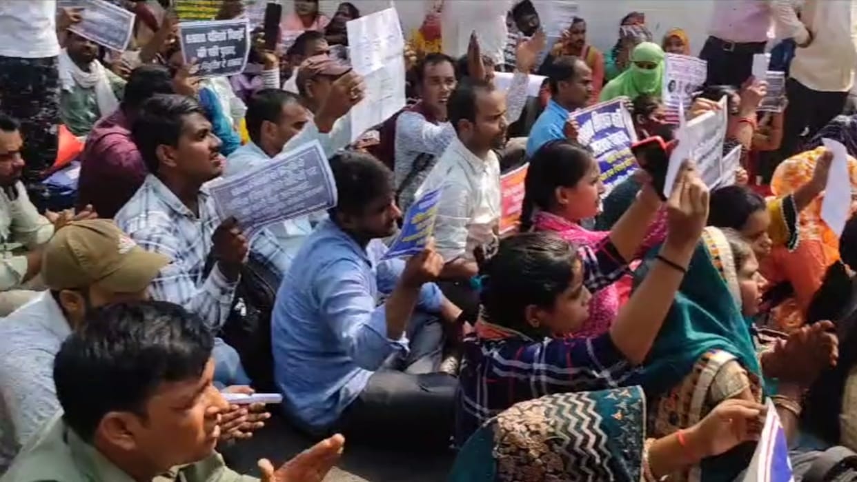 69000 teachers recruitment: Applicants protest near basic shiksha minister house in Lucknow.