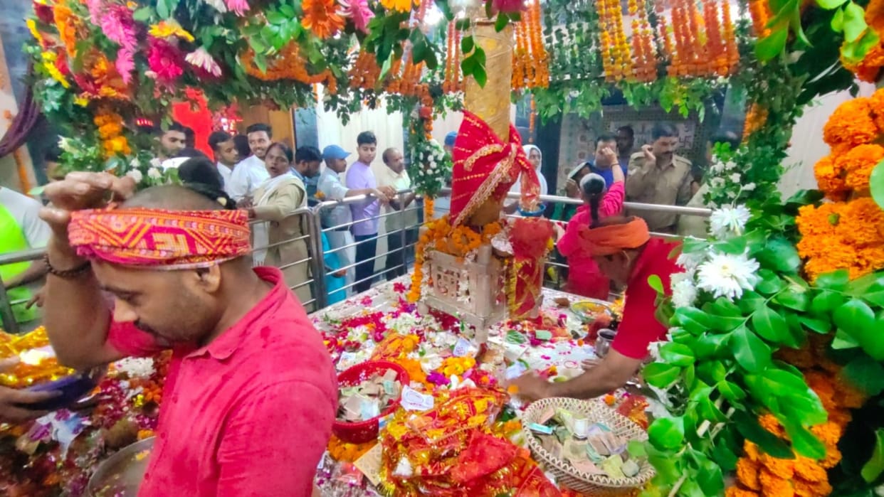 Worship of Goddess Bhagwati started with installation of Kalash, devotees gathered in the temples of Maa Durga