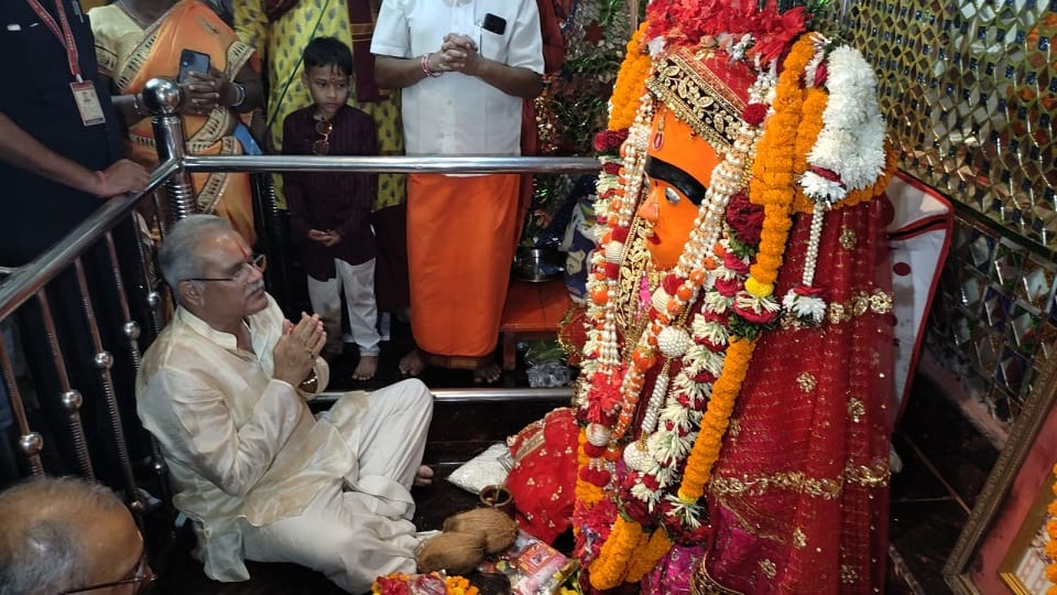महामाया मंदिर में पूजा करते सीएम