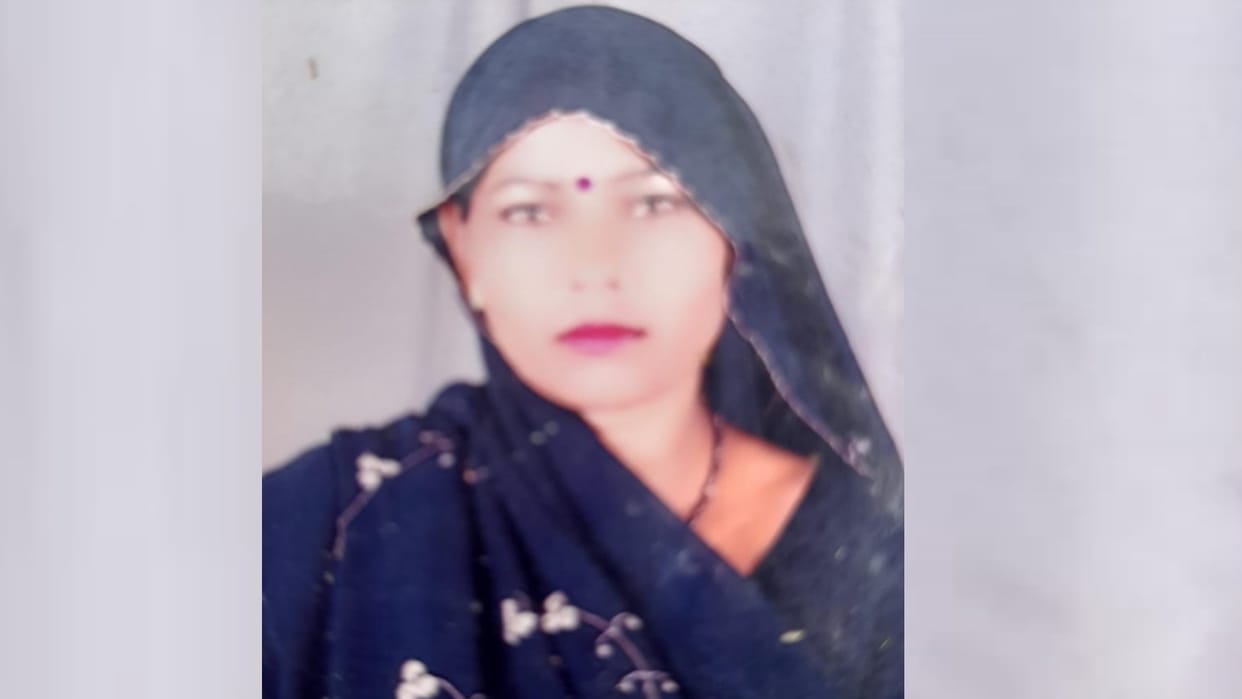 A woman died because of fever in sisendi village in Mohanlalaganj.
