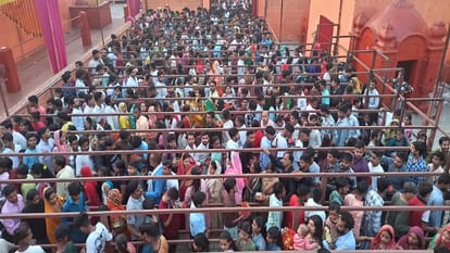 मुरादाबाद के काली माता मंदिर में लगी भक्तों की कतार