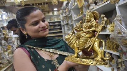 Navratri 2023: संभल में ऑटोमोबाइल के साथ सराफा कारोबार भी चमका, बाजारों में बढ़ गई खरीदारों भीड़ Navratri 2023: Along with automobiles bullion business shines Sambhal, crowd buyers increased markets