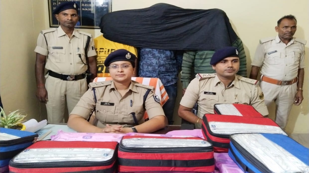 More than one quintal of silver recovered from a car in Gopalganj, 3 smugglers resident of Agra arrested
