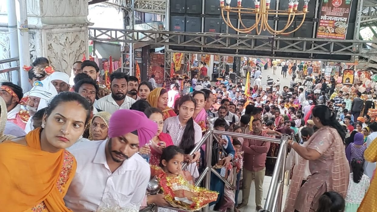 Devotees Pay Obeisance At Shaktipeeth Jwalamukhi Temple On The First Day Of Shardiya Navratri