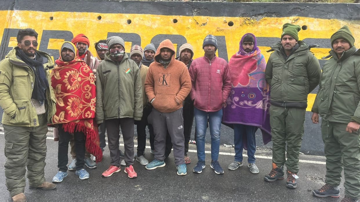 Snowfall in Lahaul Darch Sarch Road Shut To Traffic After Snowfall Nine Worker Rescued