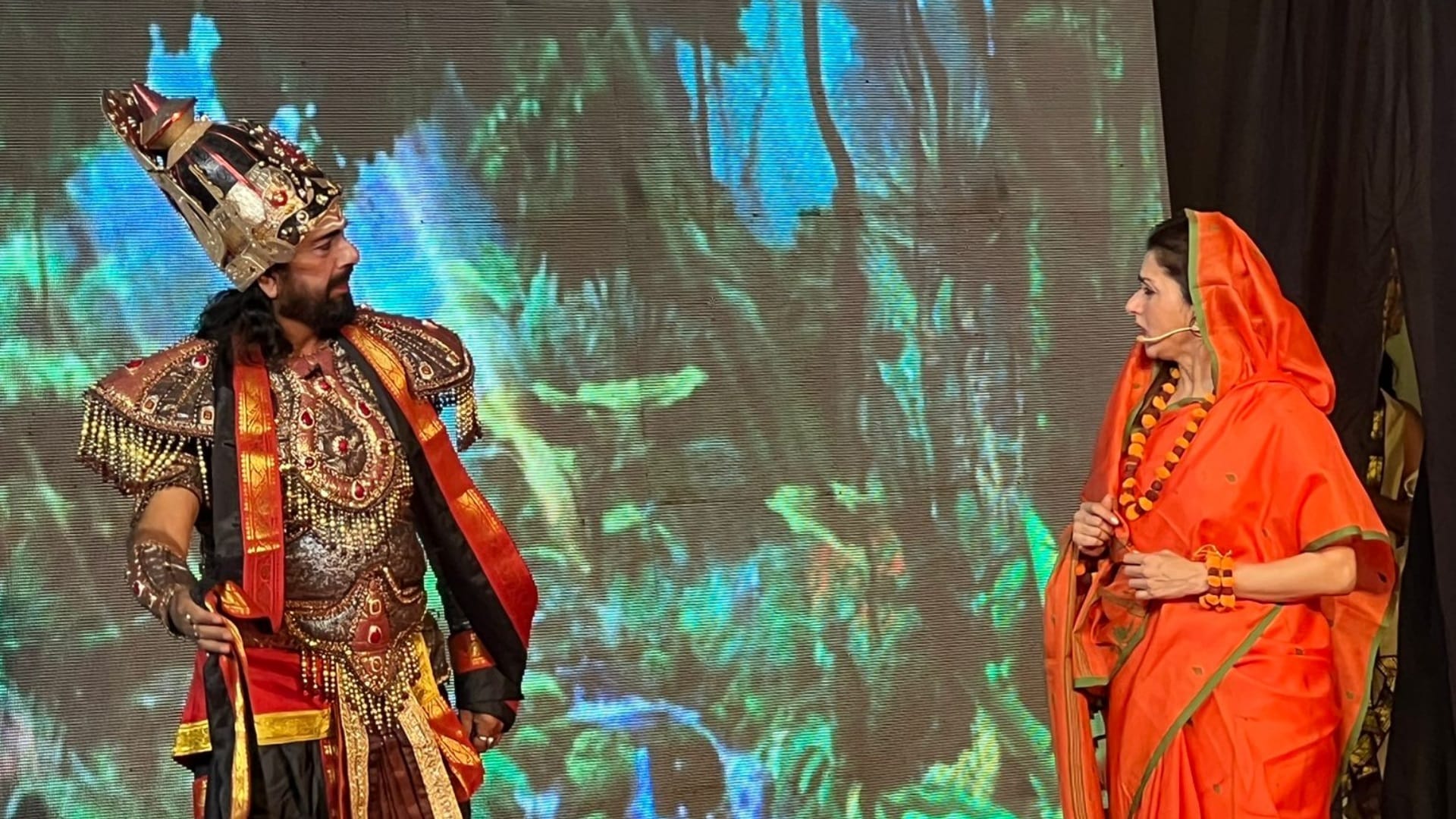 Filmi Ramleela starts in Ayodhya.