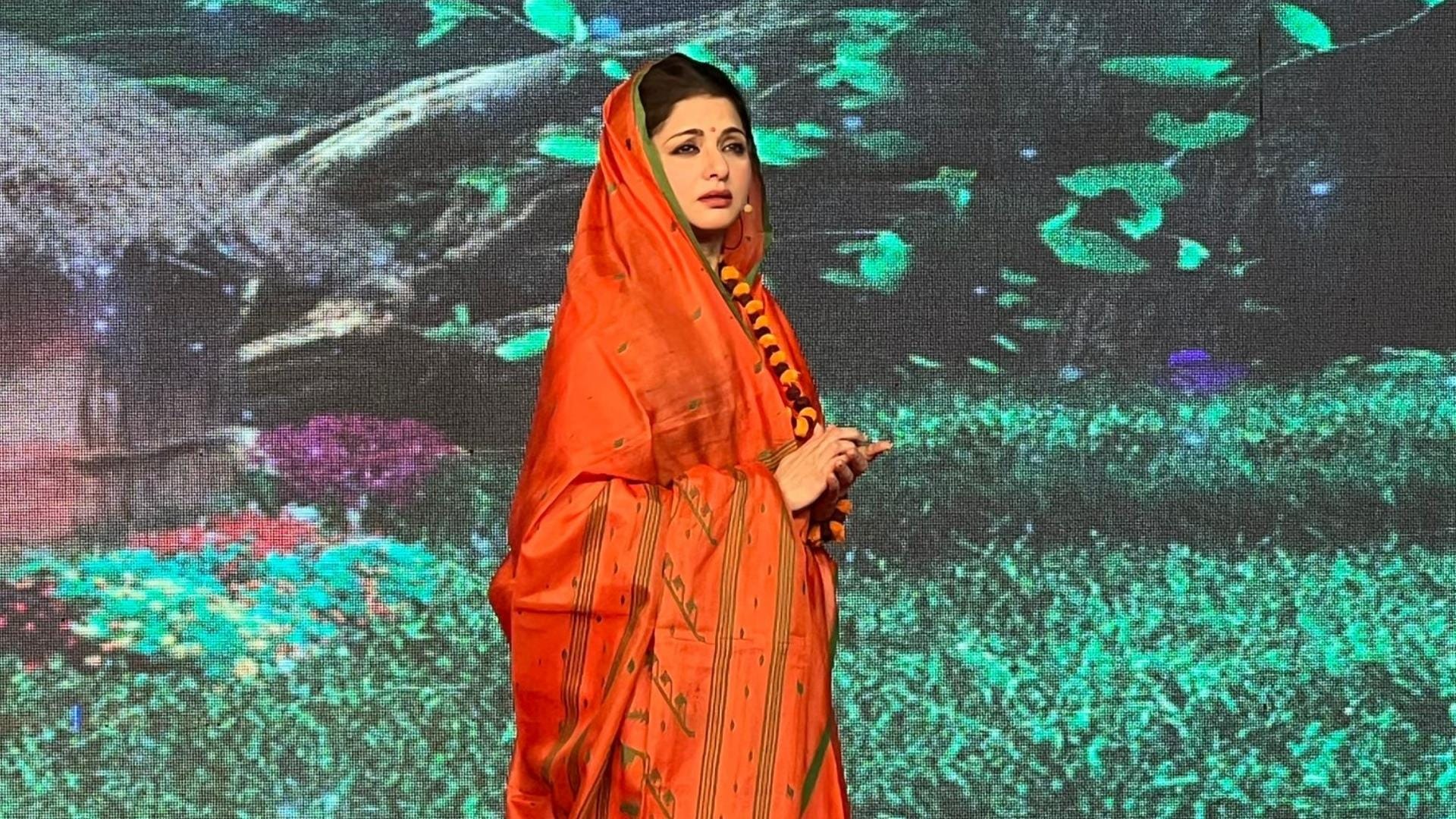 Filmi Ramleela starts in Ayodhya.