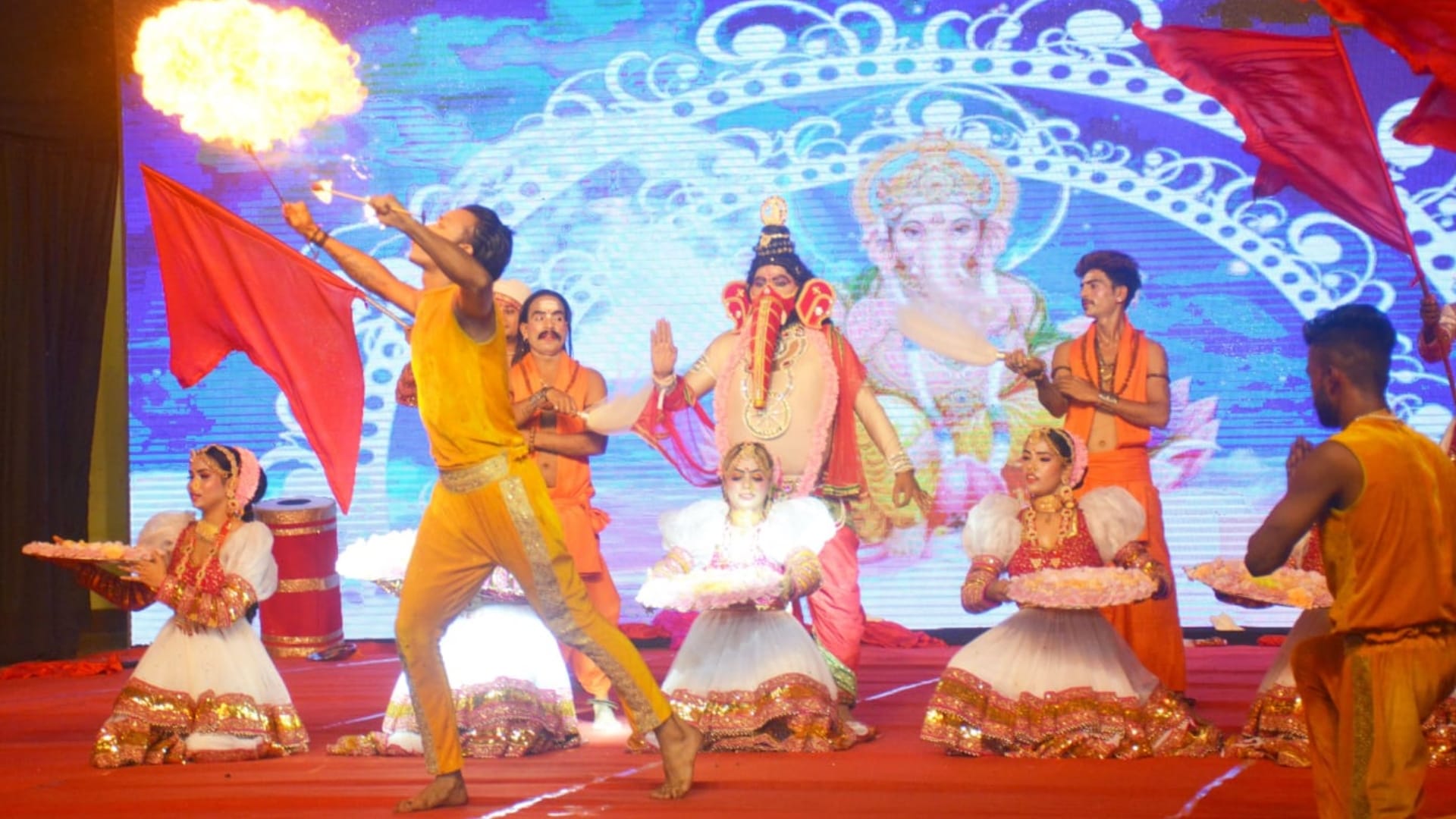 Filmi Ramleela starts in Ayodhya.