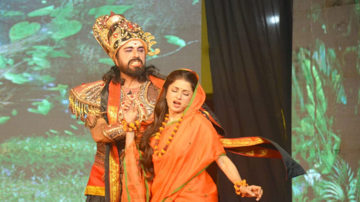 Filmi Ramleela starts in Ayodhya.