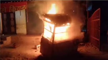 बदमाशों का तांडव: प्रीत विहार में एक घर पर किया पथराव, चाउमीन के ठेले में लगाई आग; की हवाई फायरिंग Miscreants created ruckus burnt Chowmein carts and opened fire in Rudrapur