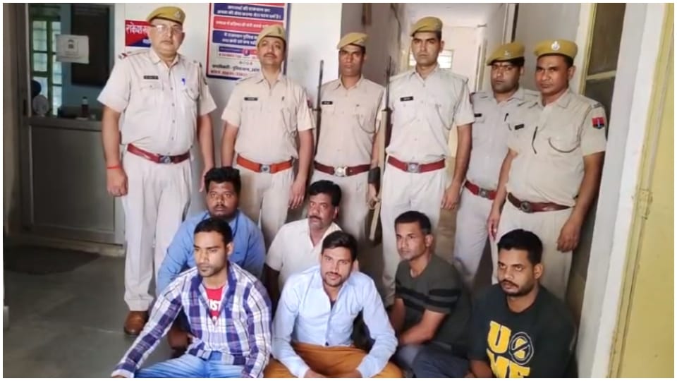 Six accused arrested with 31 kg silver and fake jewelery from two car in Bharatpur